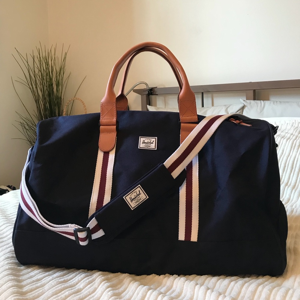 Herschel Novel Dufflebag in navy